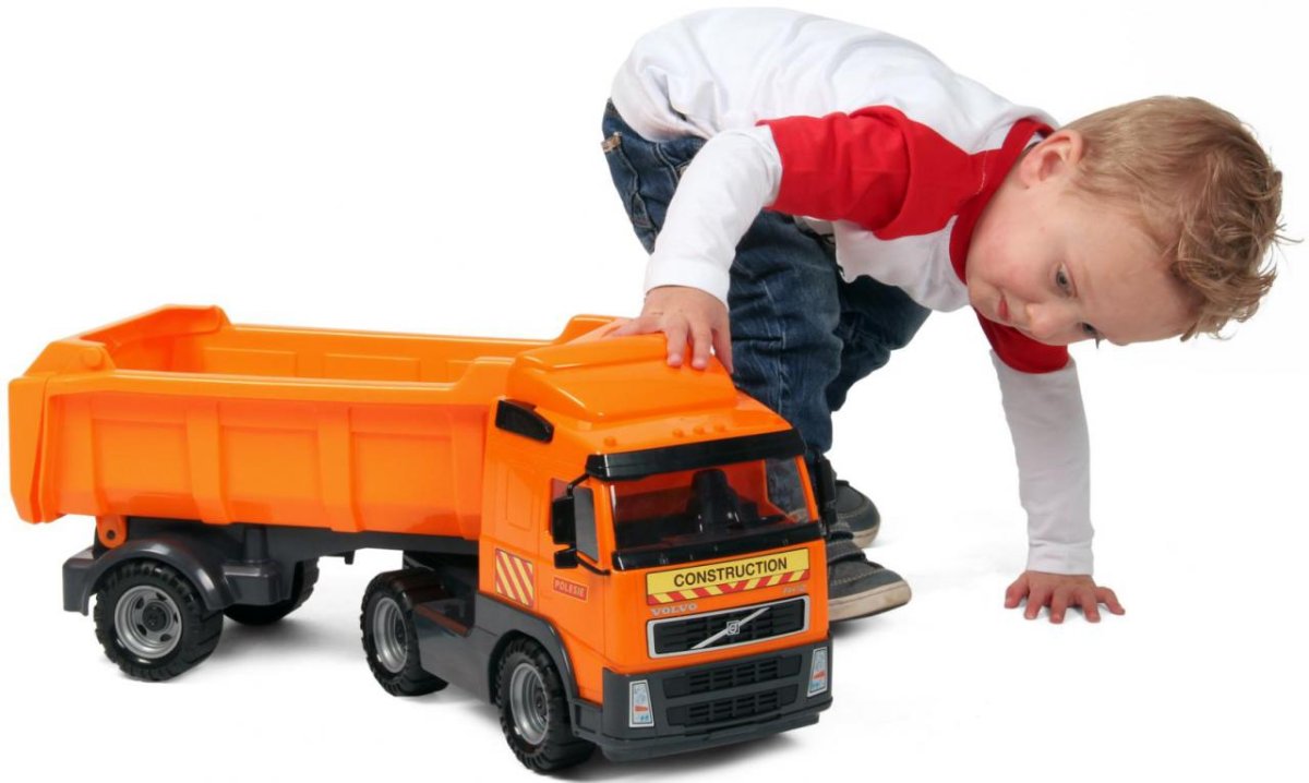 "Volvo", автомобиль-самосвал с полуприцепом (в сеточке)