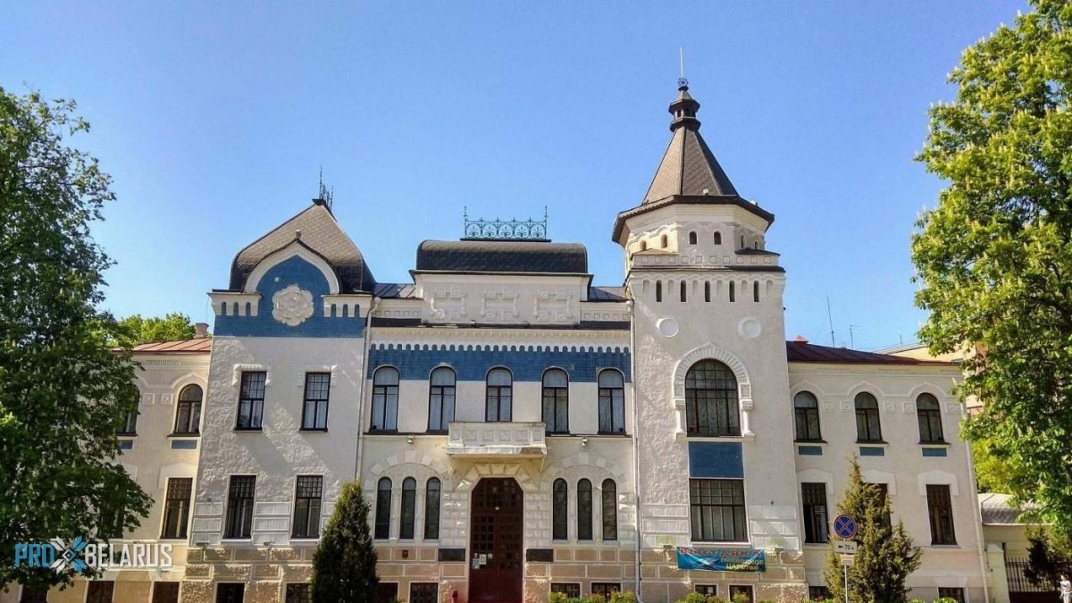 Памятник даме с собачкой в Могилеве