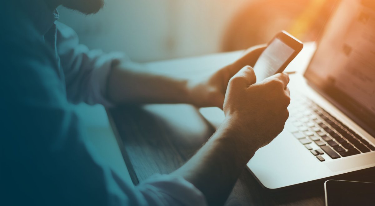 Девушка с блокнотом в руках