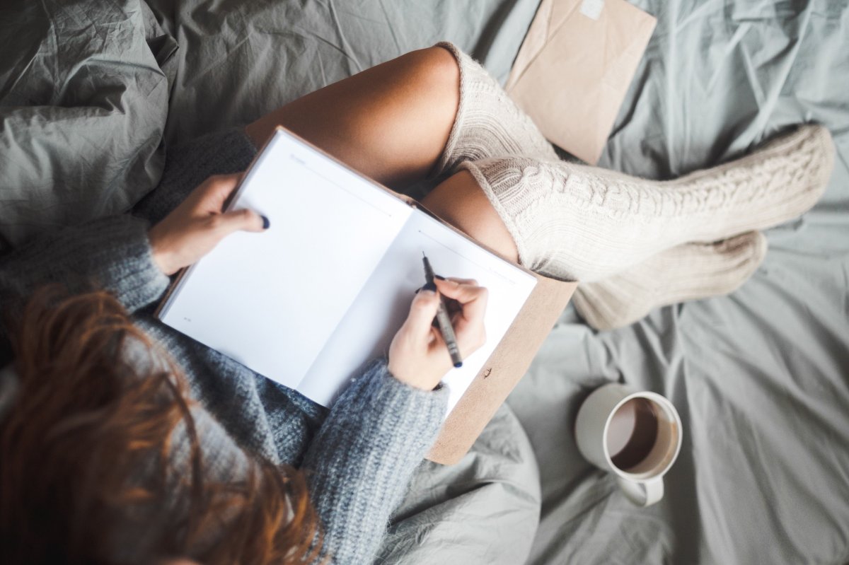 Девушка с блокнотом