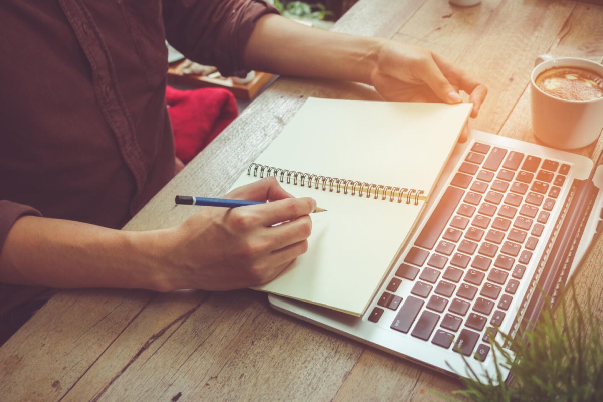 Занятия за ноутбуком и тетрадь