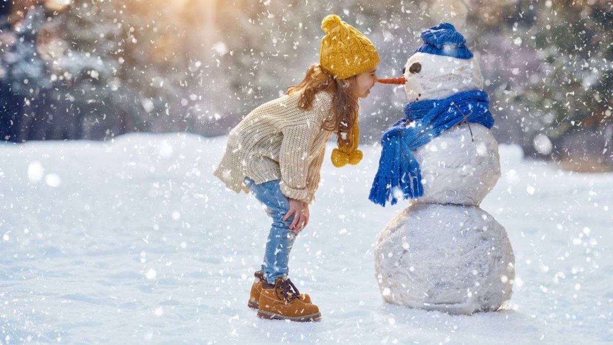 Девочка с котенком зимой