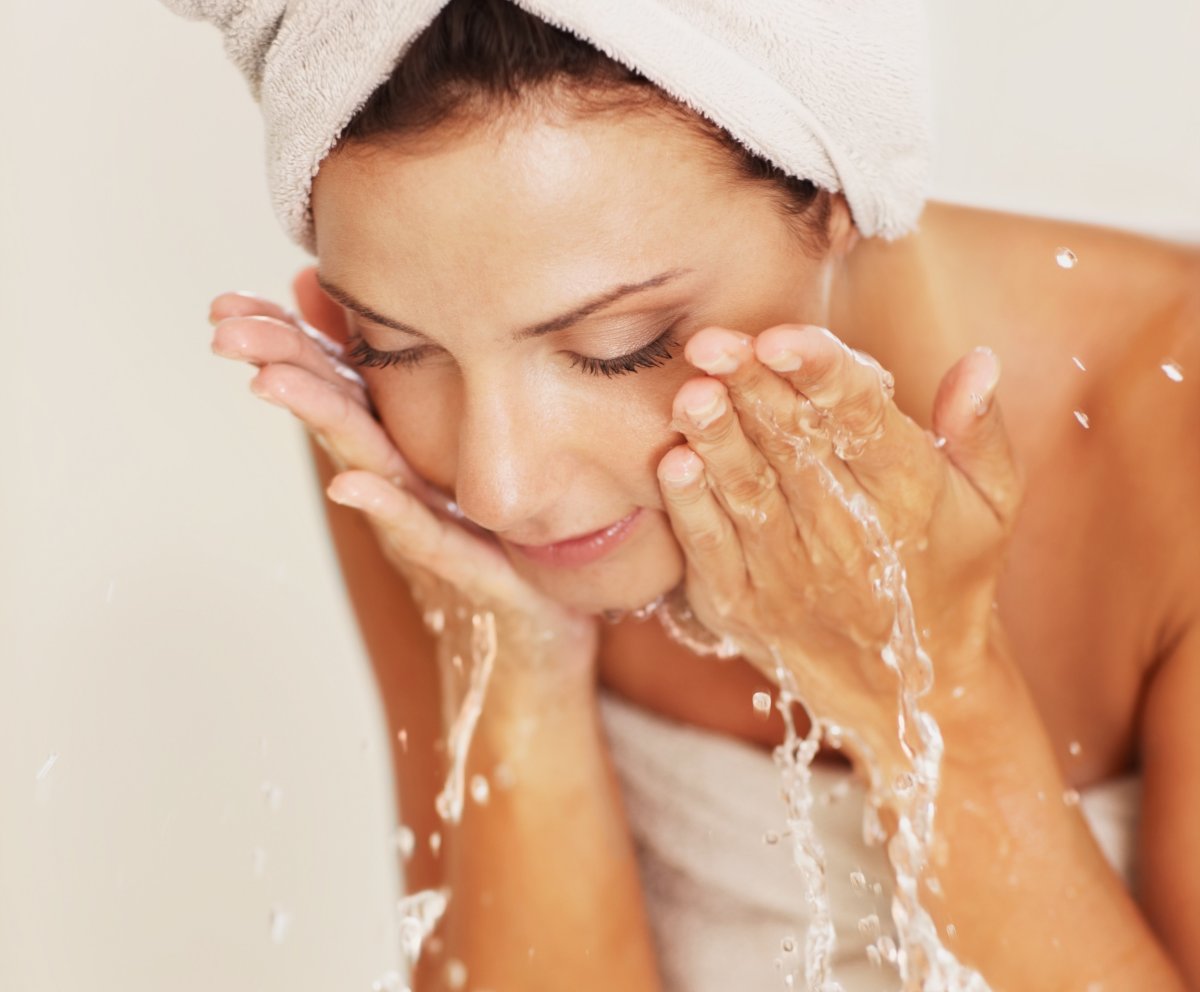 Девушка умывается