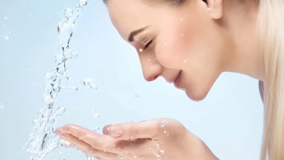 Умывание на белом фоне