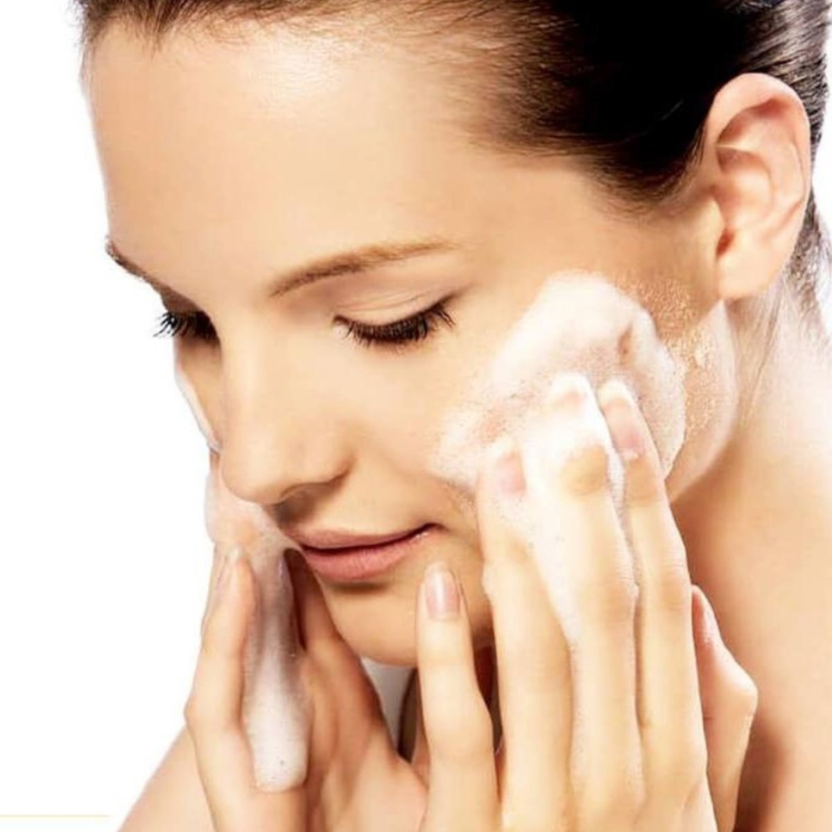 Человек умывается