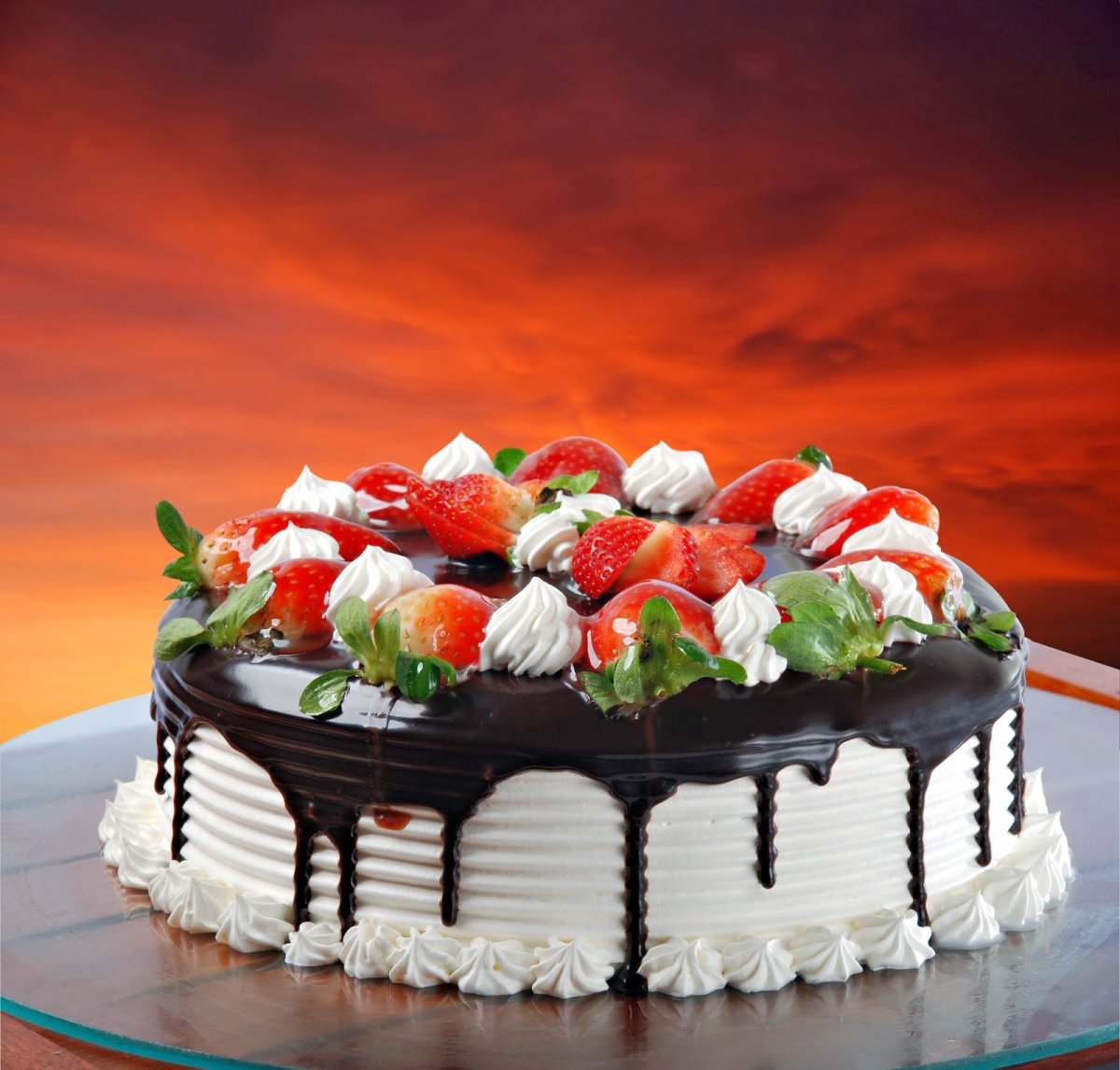 Праздничный торт и шары