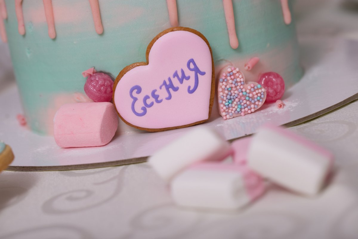 С днём рождения торт со свечами и шарами