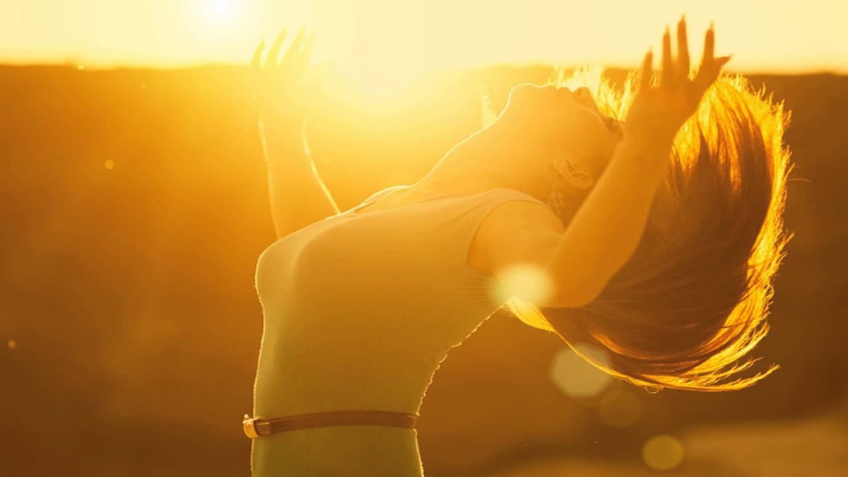 Девушка в солнечных лучах