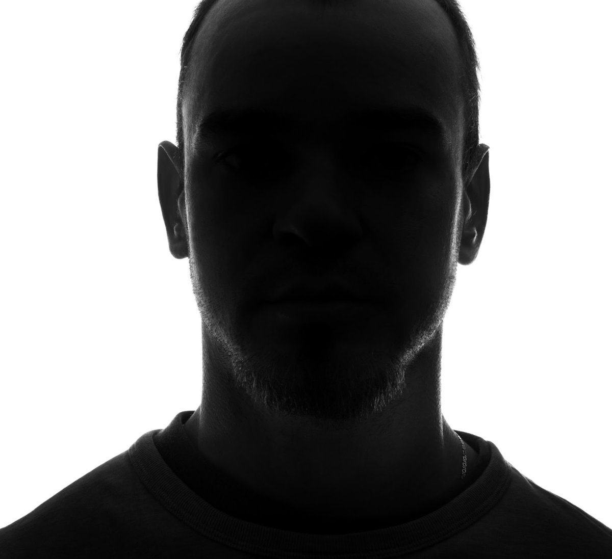 Силуэт неизвестного мужчины