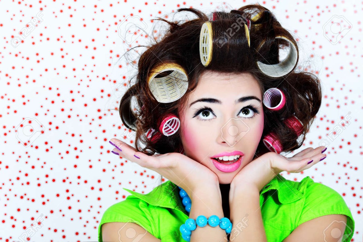 Женщина с бигудями на голове