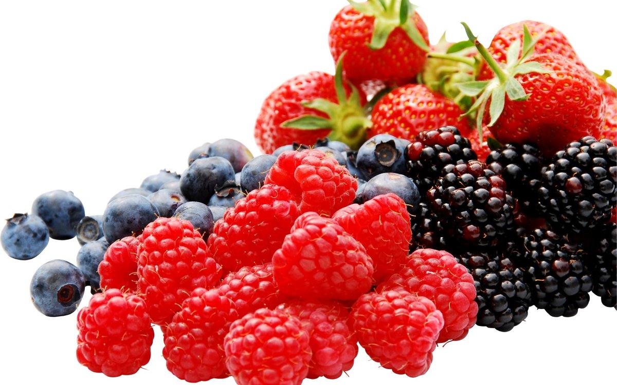 Малина на белом фоне