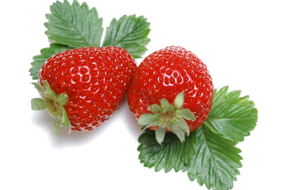 Клубника э на белом фоне