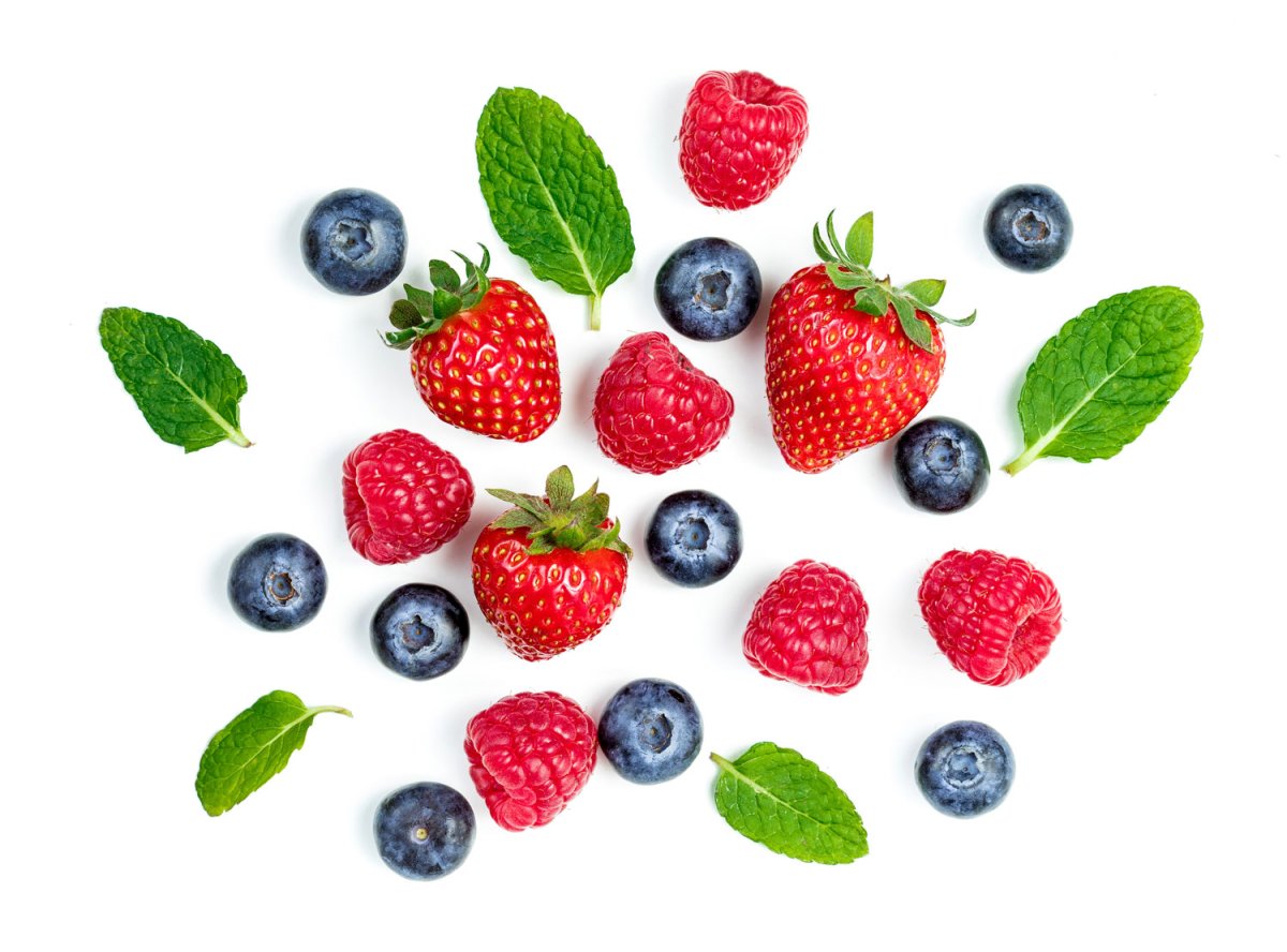 Малина на белом фоне