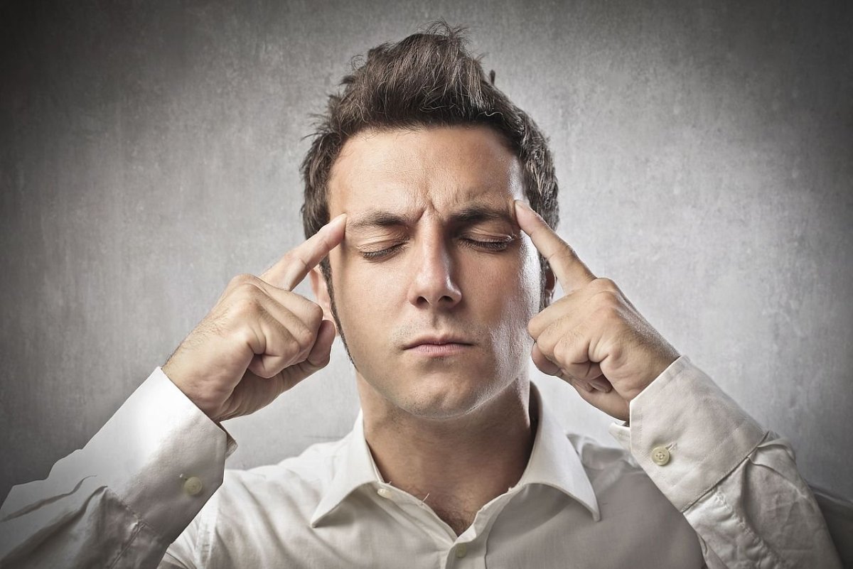 Человек смотрит в даль