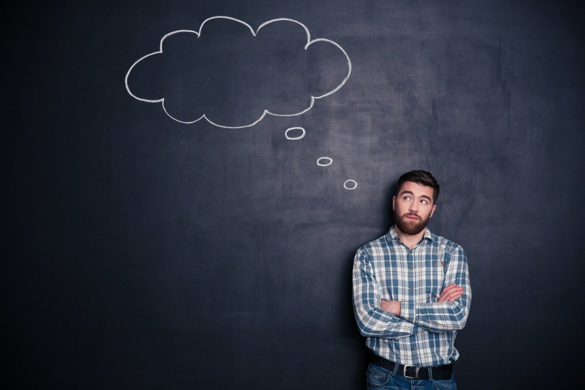 Мужчина думает