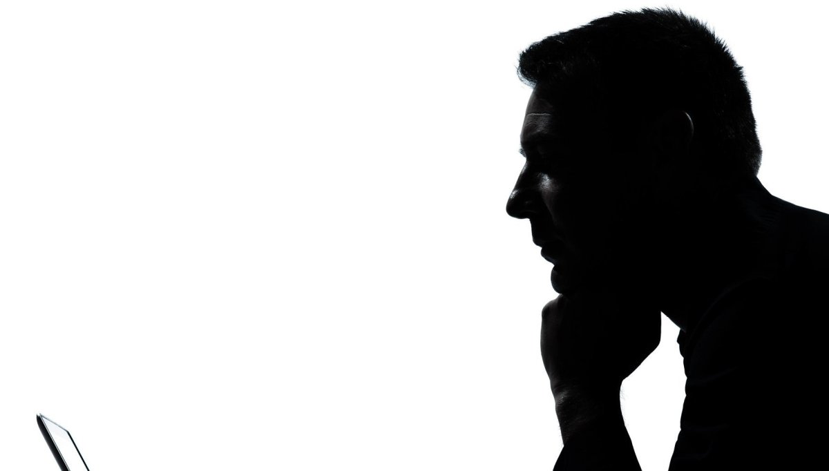 Мужчина облокотился на руку