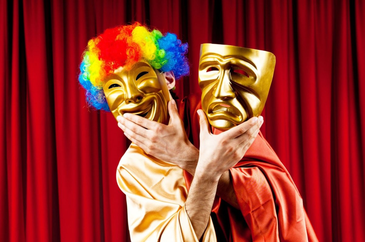 Актеры на сцене театра