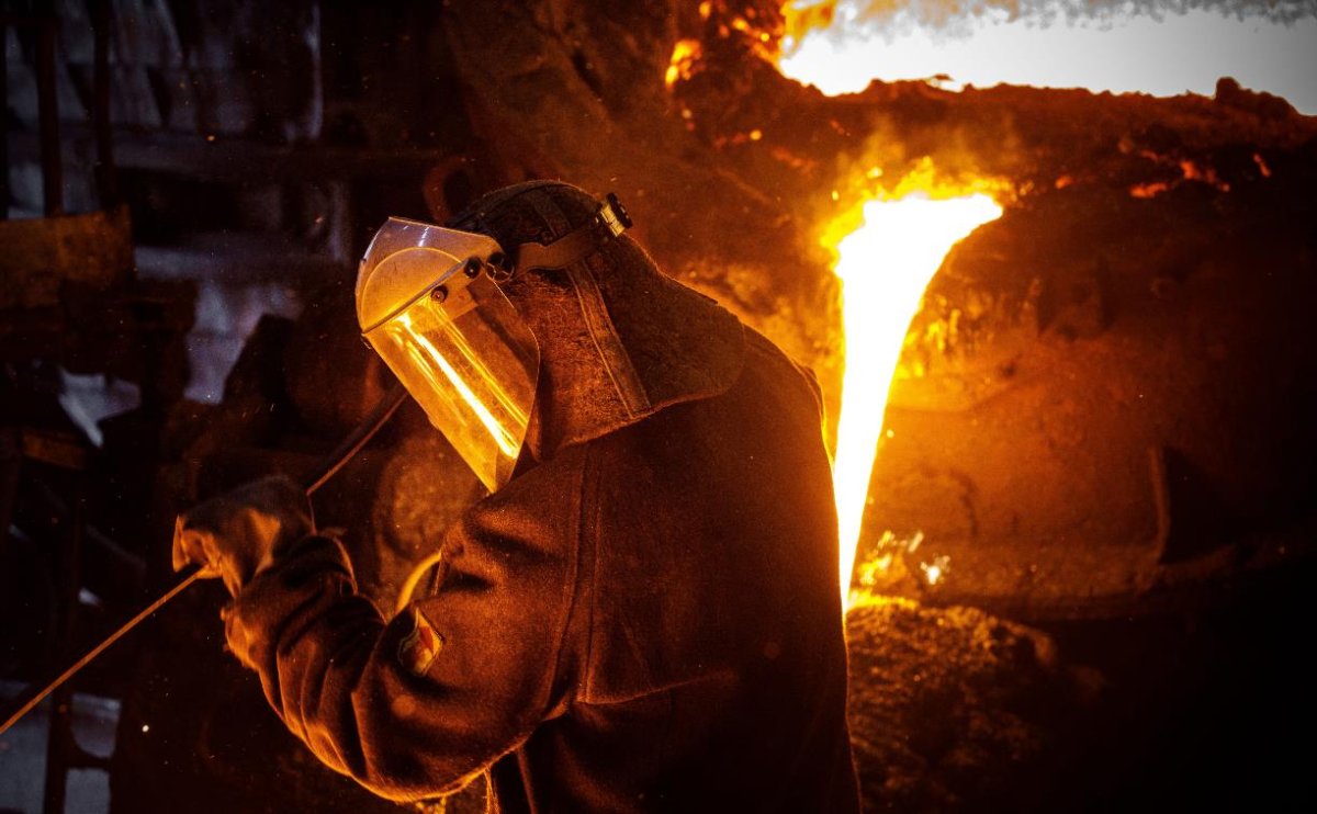 Сталевар у доменной печи