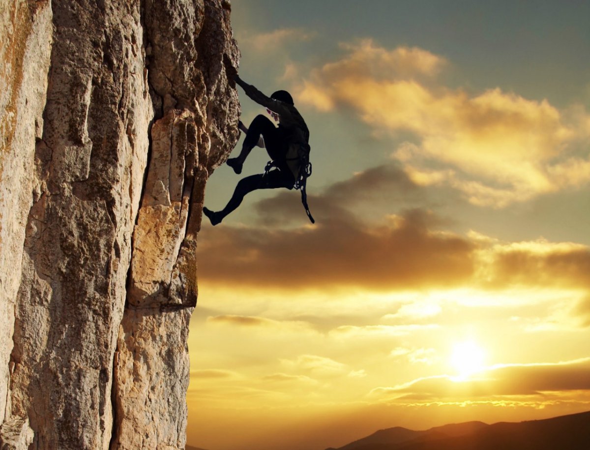 Девушка быстро бежит