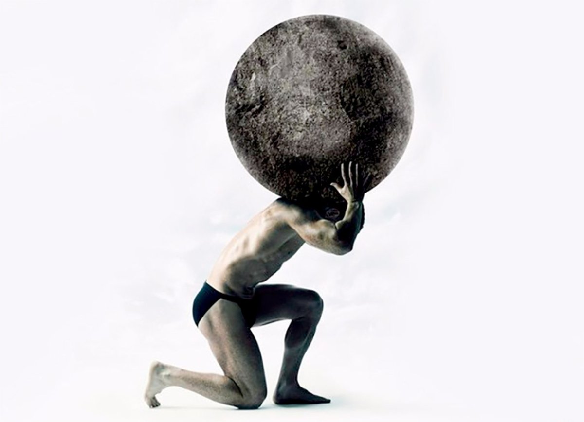 Человек несет тяжесть