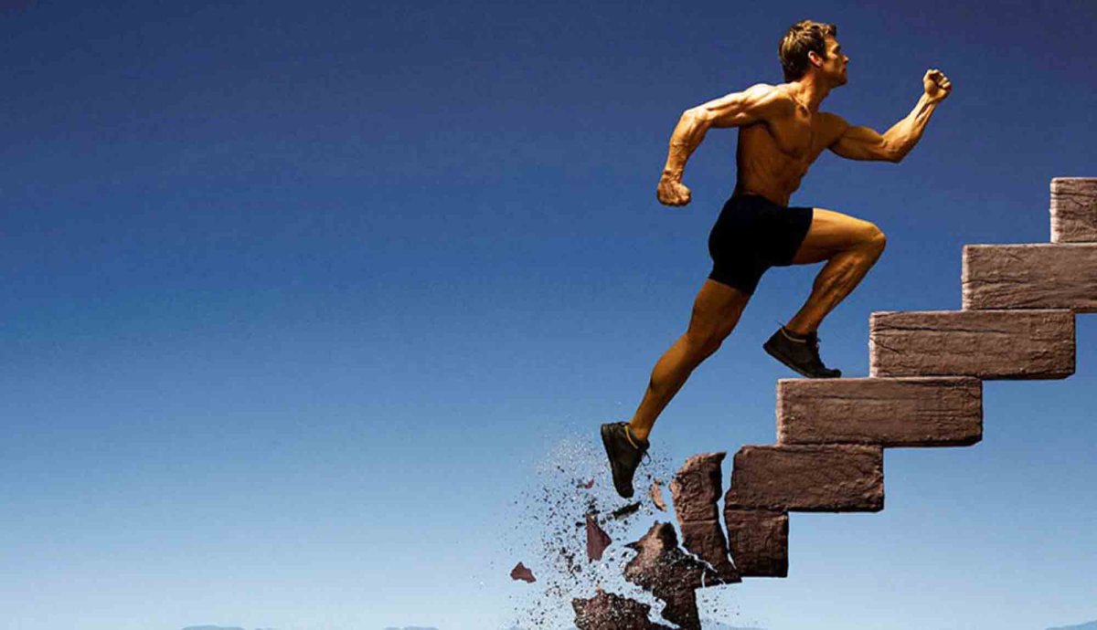 Человек разрывает цепи