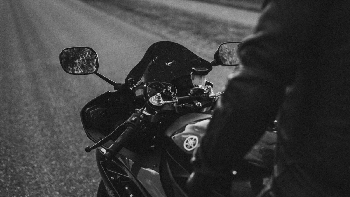 Мотоциклист черно белый