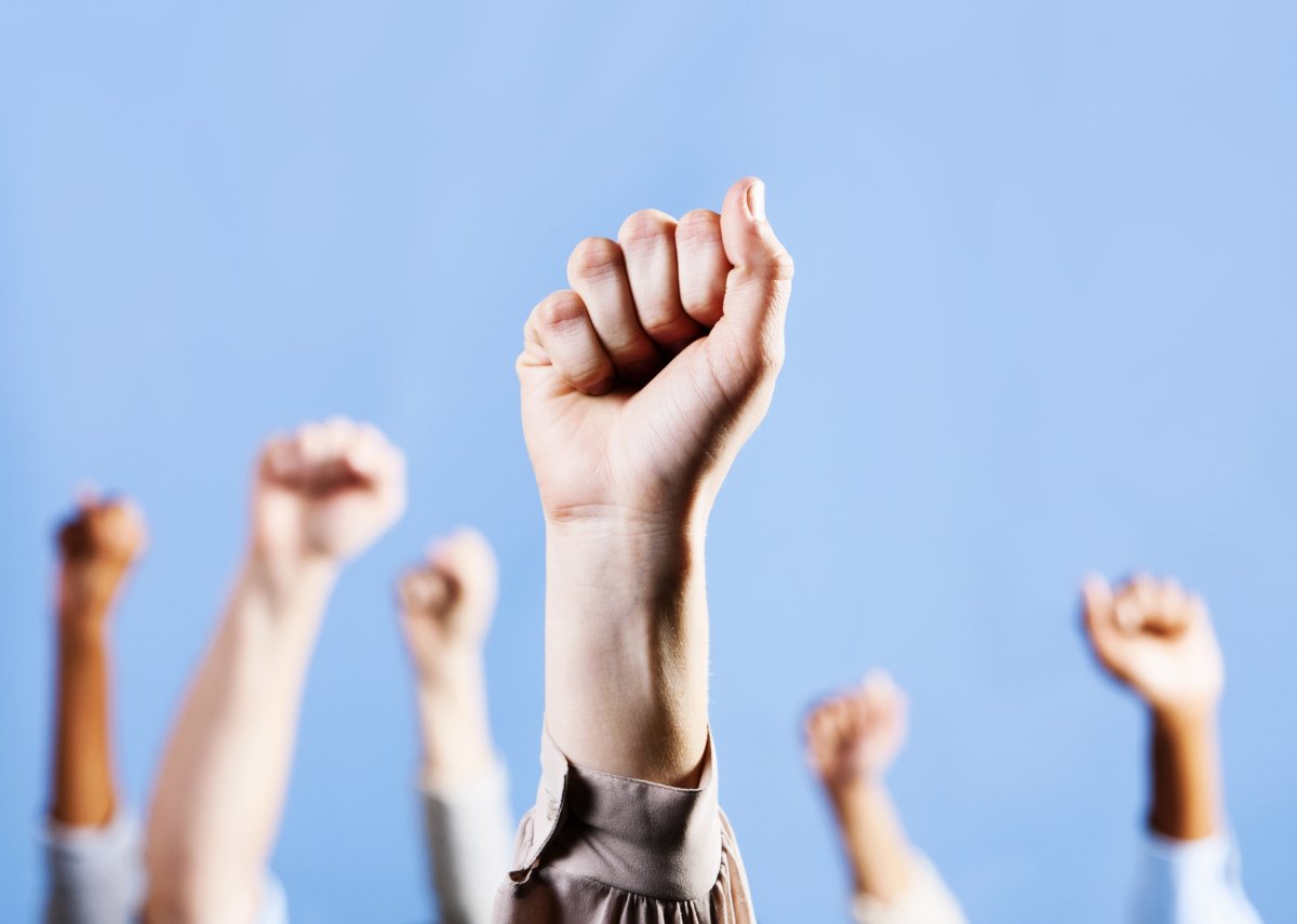 Девушка держит кулачки