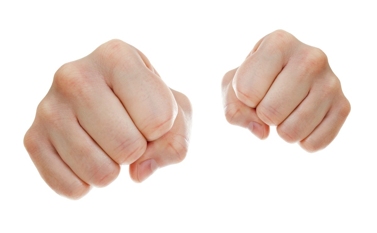 Ребенок с кулачками