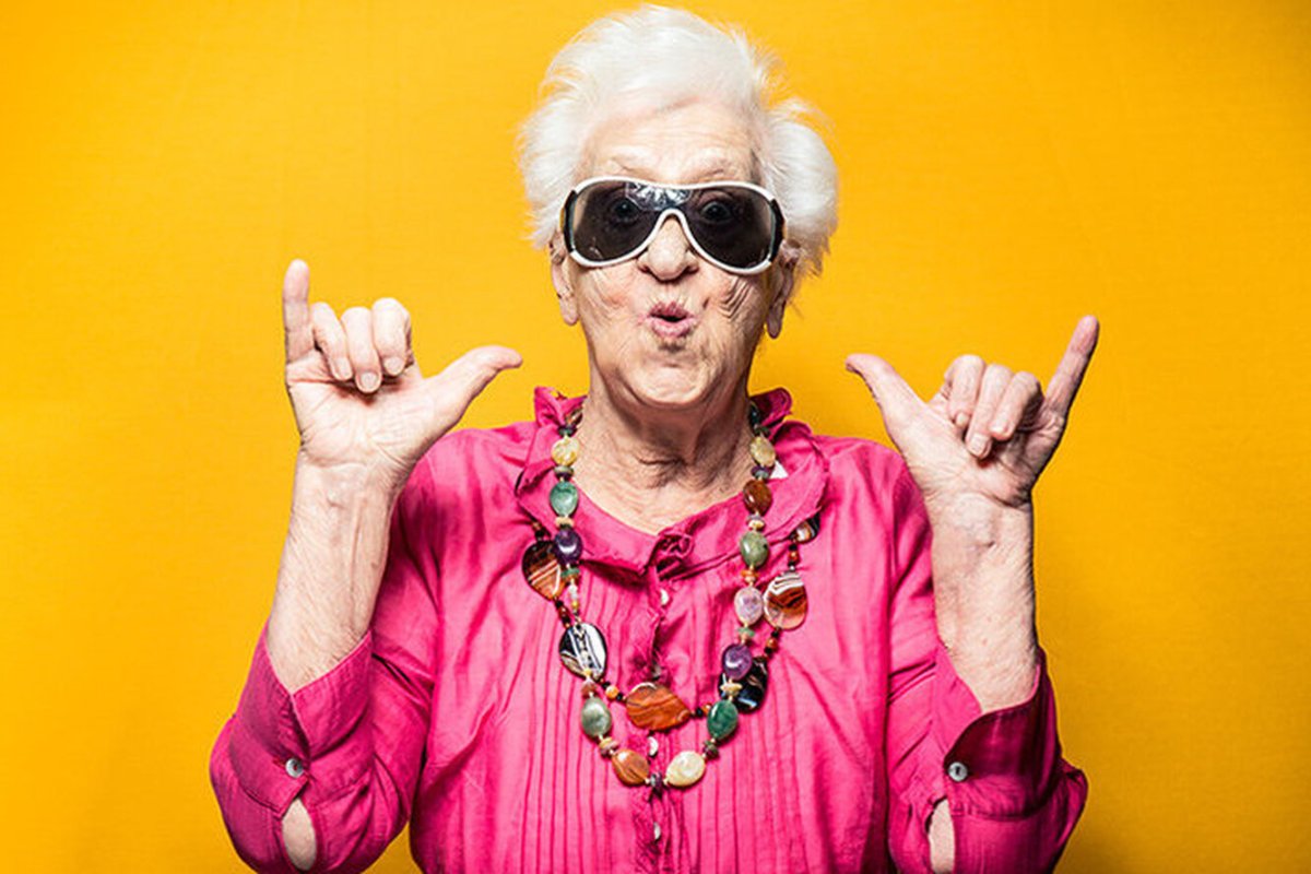 Бабушка в очках танцует