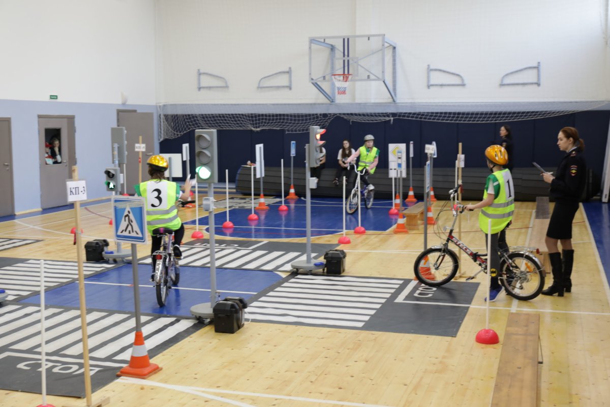 Фигурное вождение велосипеда