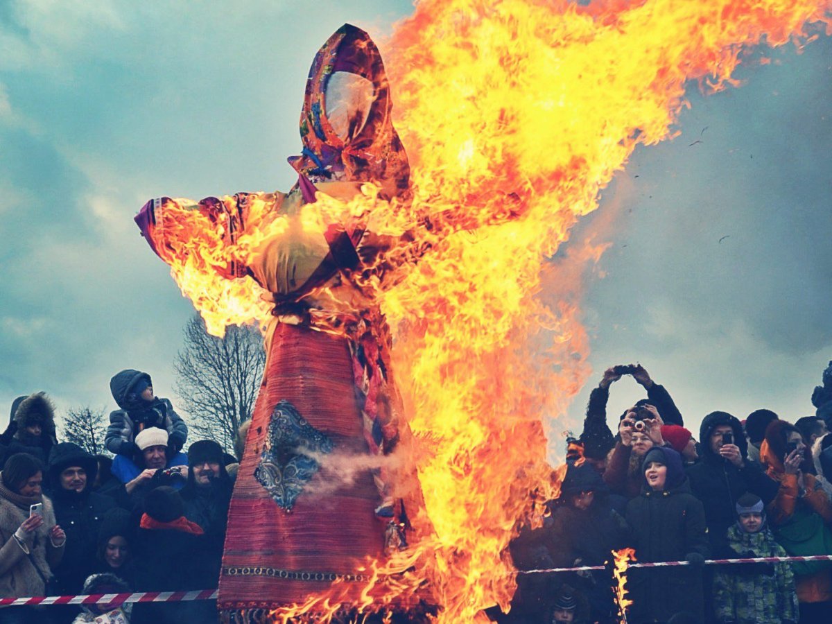 Горящее чучело на Масленицу