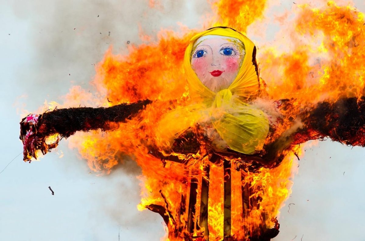 Чучело на Масленицу фото сжигают