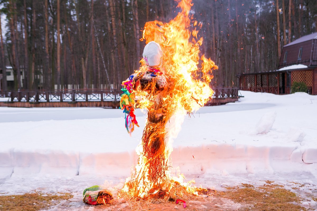 Сжигают чучело на Масленицу гиф