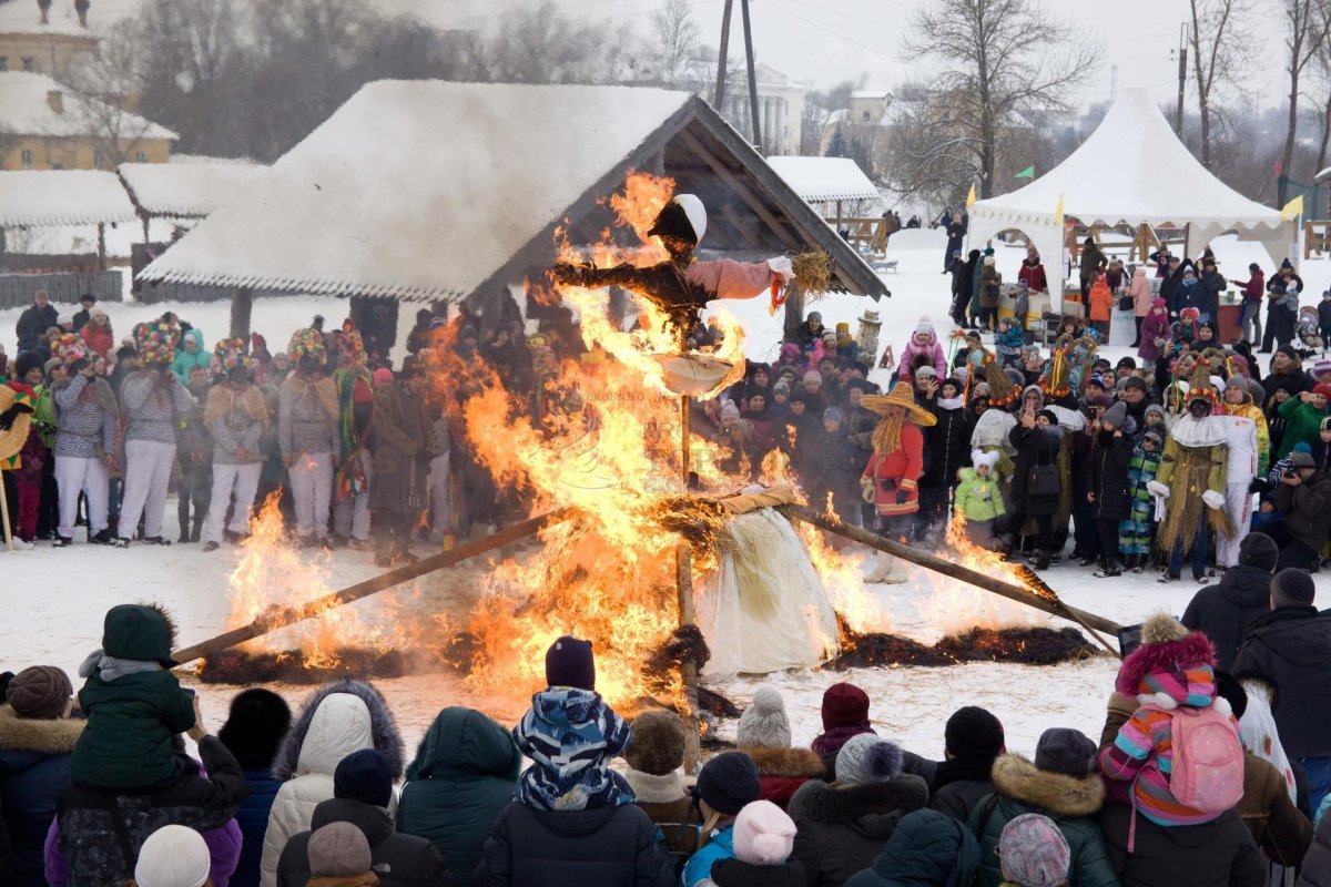 Горящее чучело на Масленицу