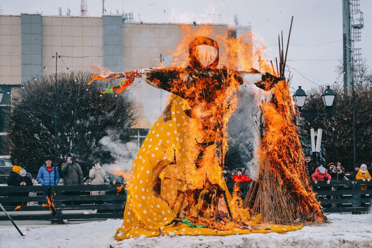 Сжигание чучела Масленицы