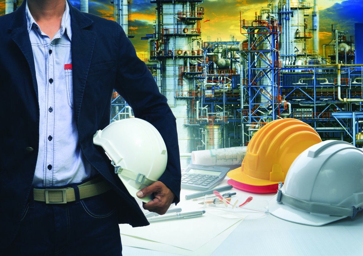 Инженер в каске на заводе