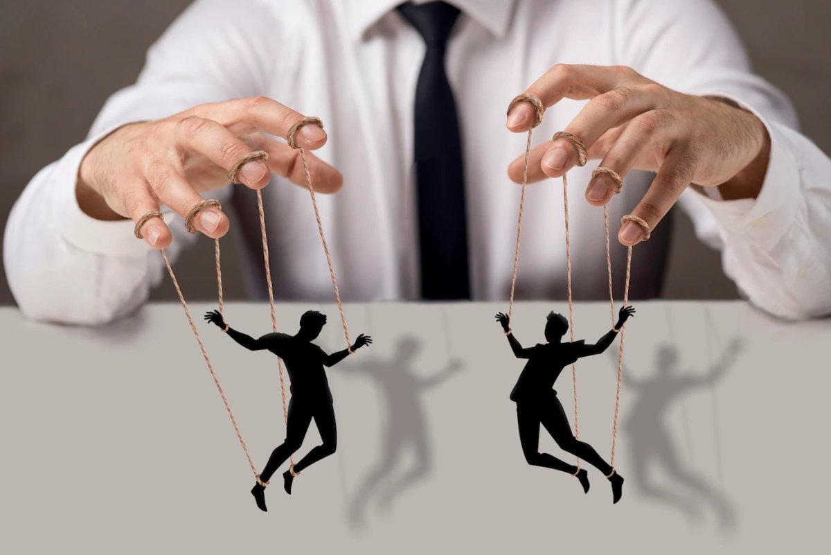 Рука с марионеткой