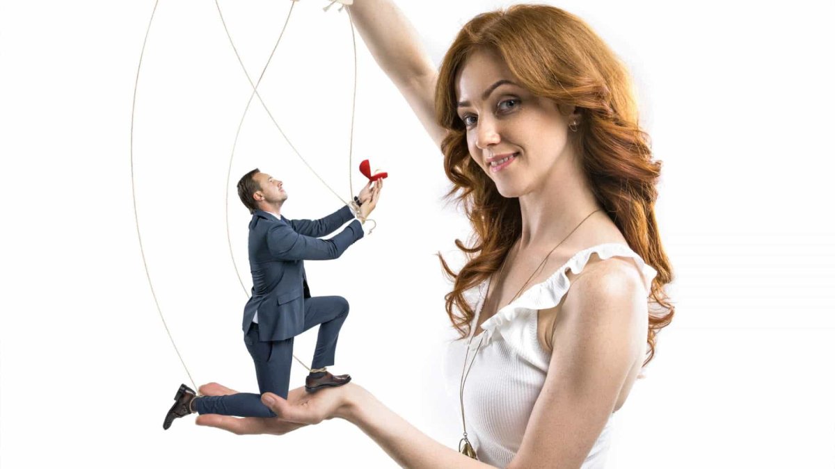 Человек управляющий куклами