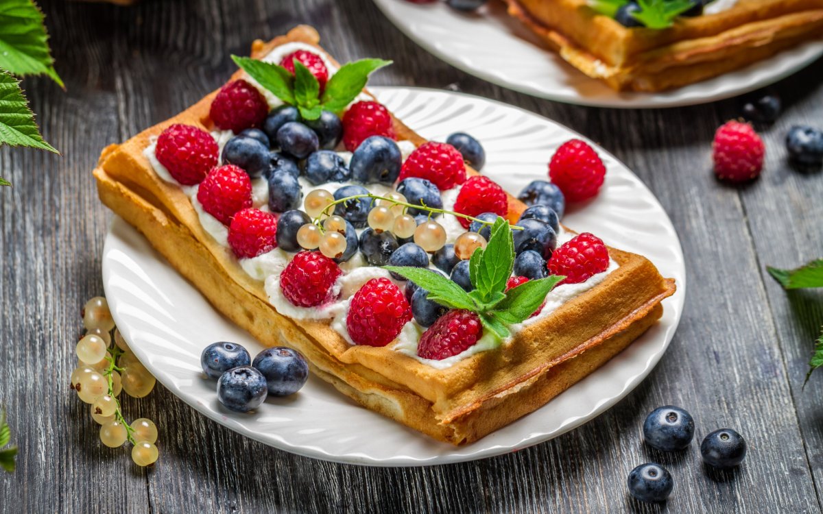 Специи на деревянном фоне