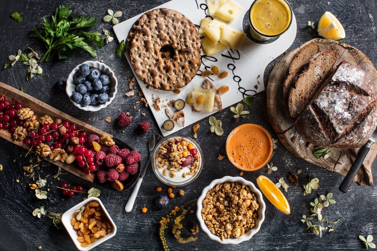 Стол с едой вид сверху