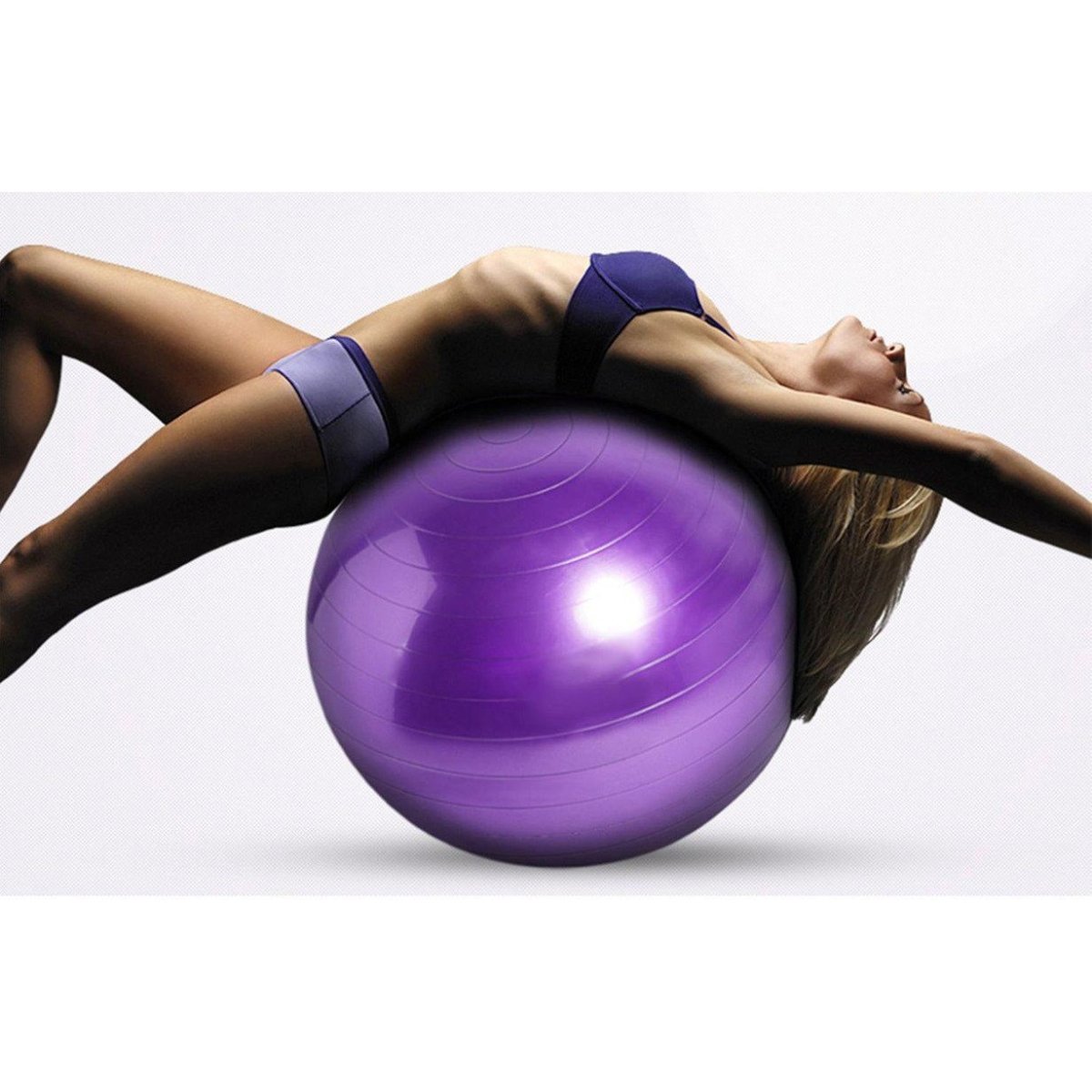 Девушка с фитболом