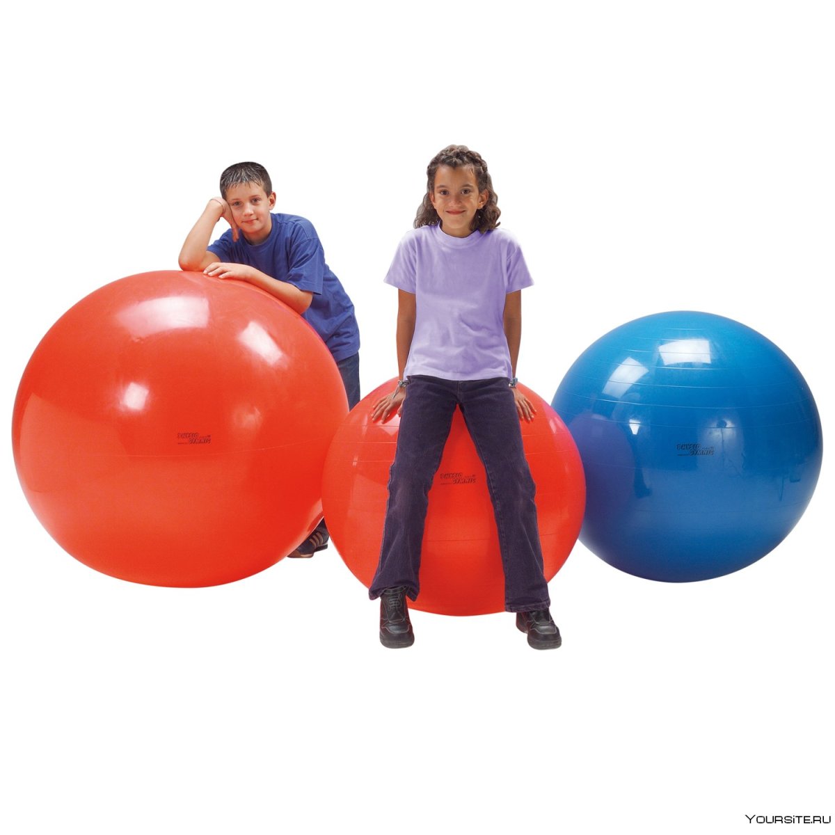 Девушка на мяче для фитнеса