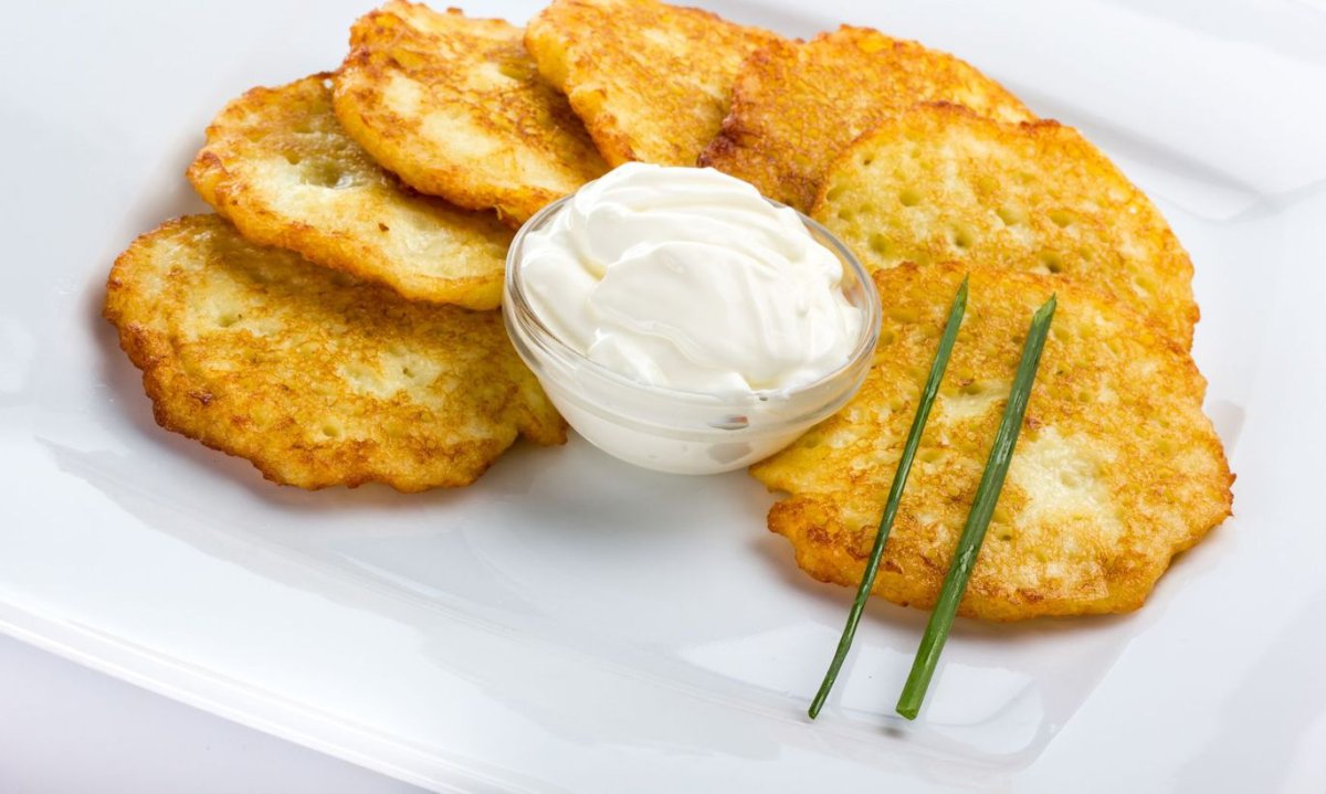 Картофельные оладьи на белом фоне