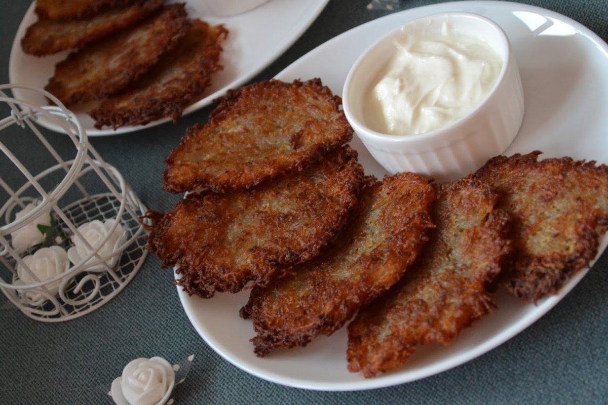 Парень который готовит драники