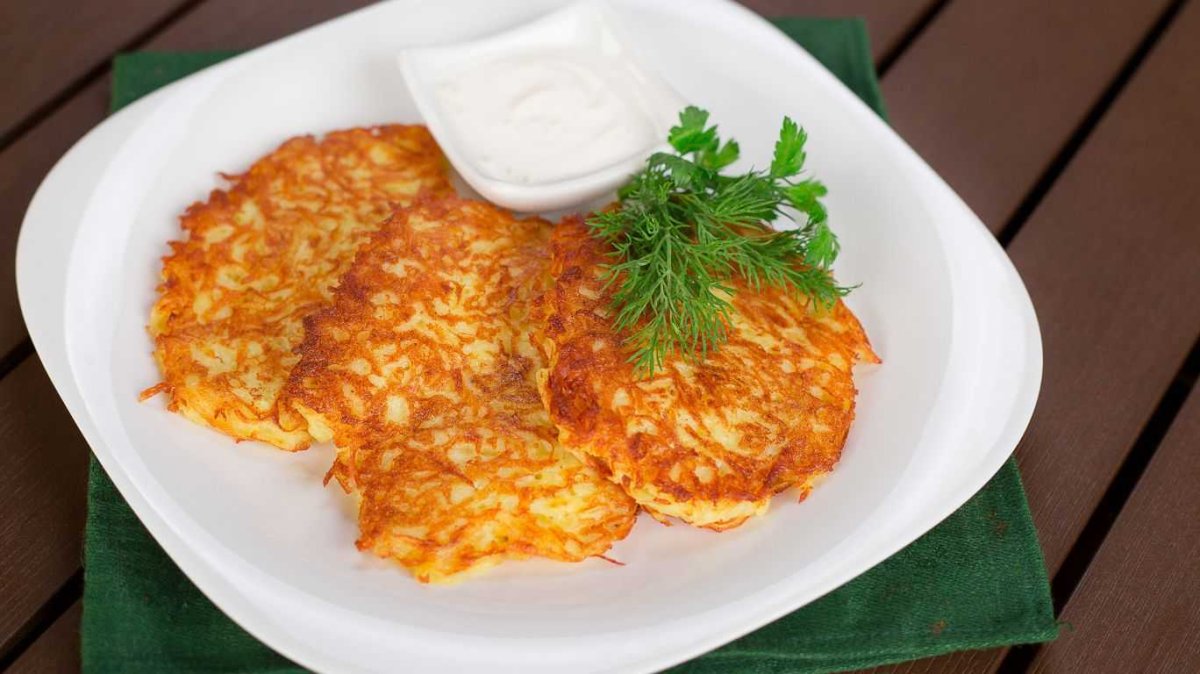 Драники картофельные на белом фоне