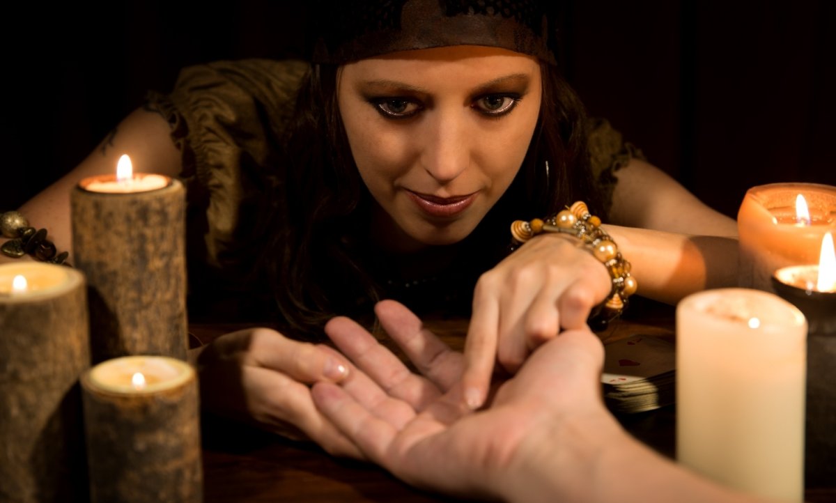 Цыганка гадалка по руке
