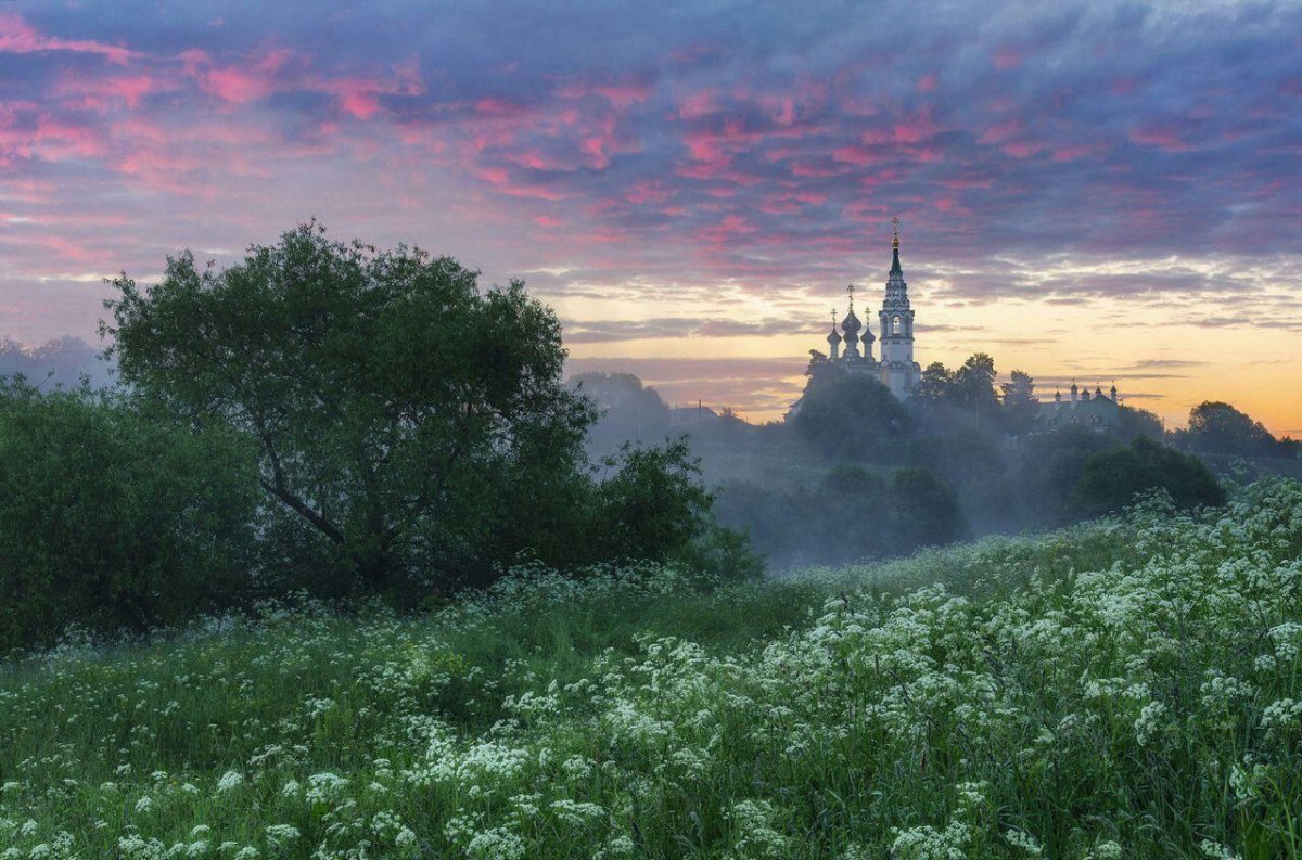 Храм вдалеке