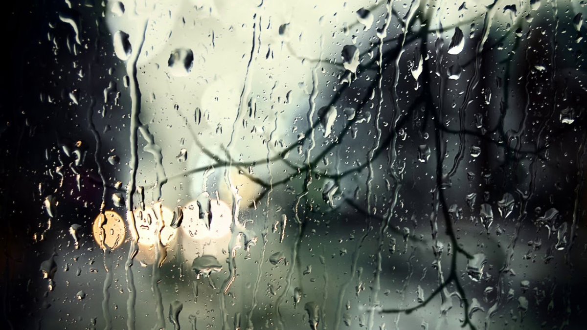 Капли дождя стекают по стеклу