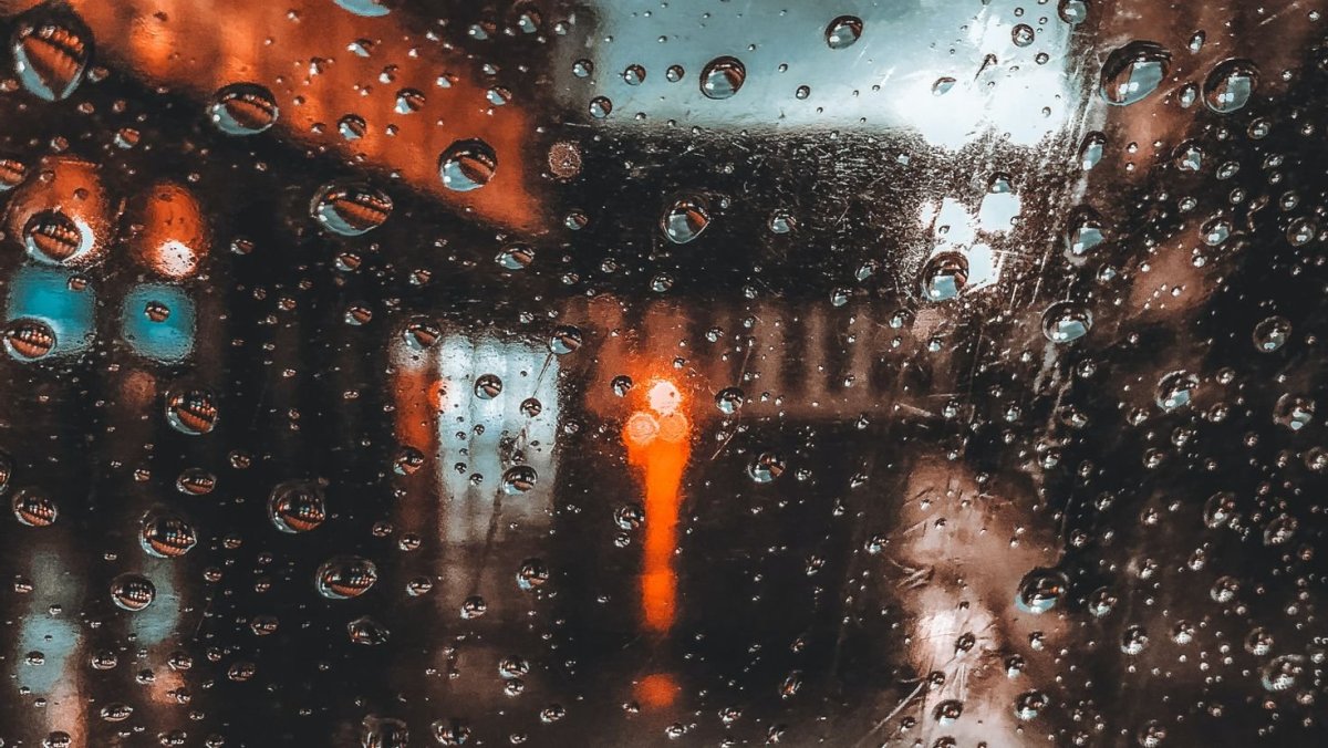 Капли на стекле