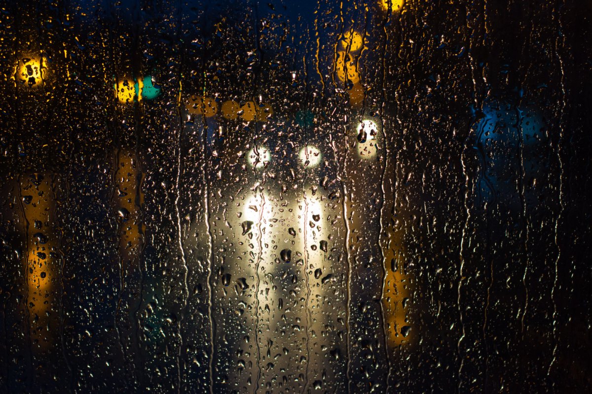 Дождь на стекле машины